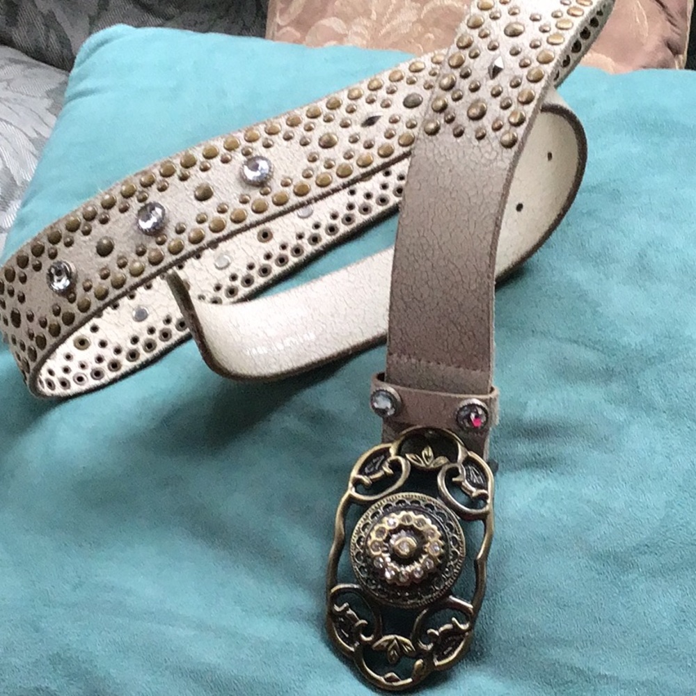Gorgeous crackle look leather belt w brass buckle